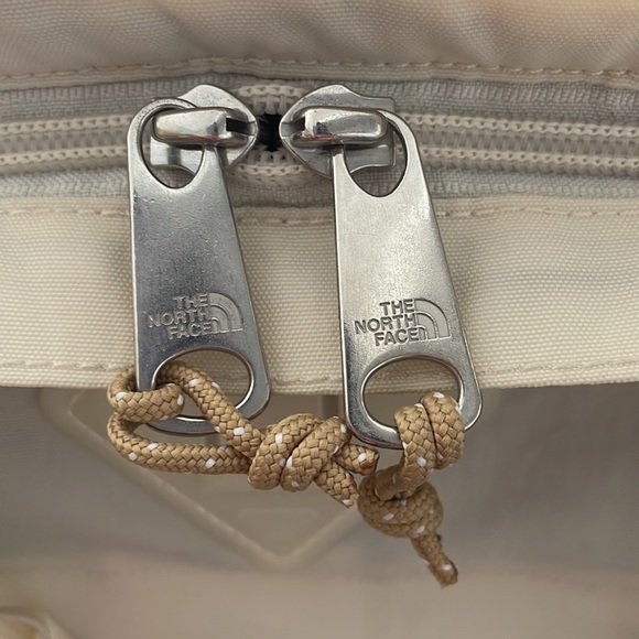 ✨SOLD ✨ North Face Berkeley Tote - vintage white - Picture 12 of 15